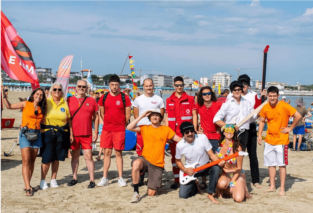 Il team di ZamZam APS sulla spiaggia
